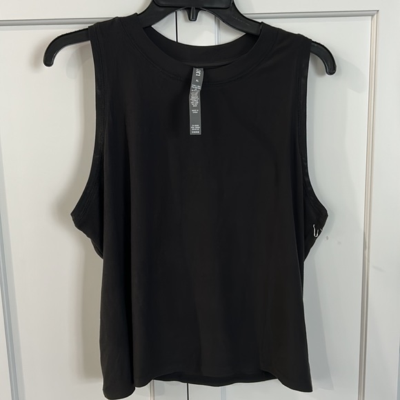 Vuori NWOT Energy Tank - Picture 5 of 5